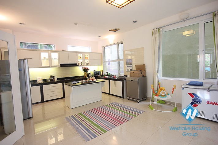 Splendid villa for rent on the lake in Tay Ho, Hanoi 
